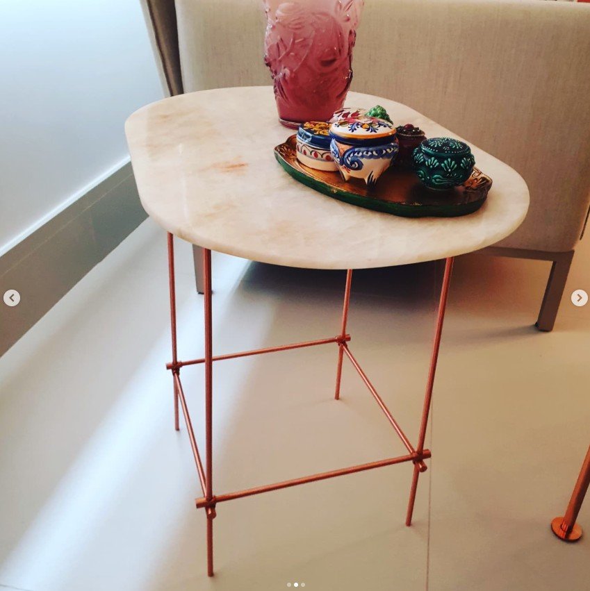 Mesa personalizada em cobre e mármore