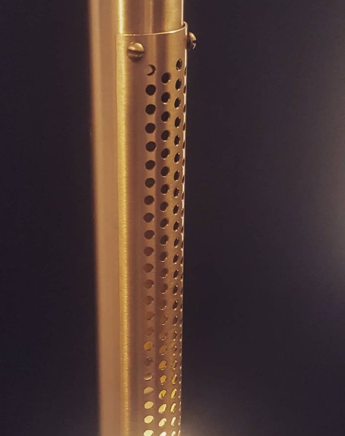 Detalhe de latão perfurado