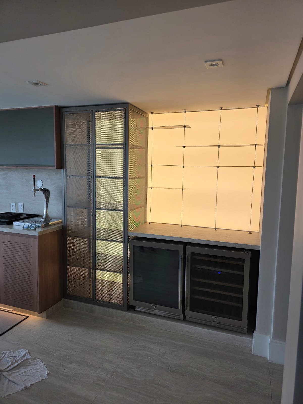 Vitrine em vidro e aço com iluminação âmbar