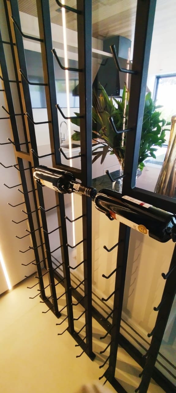 Adega com suporte de garrafas em metal preto